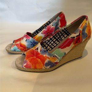 Tom’s Corbel Floral Wedge Shoe